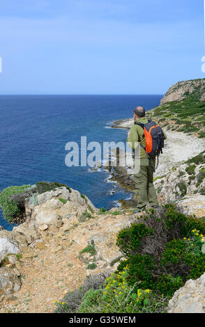 Escursionista in isola di Levanzo, isola Egadi, Sicilia, Italia, Europa Foto Stock