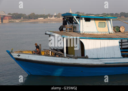 Ponte di barche e traghetti tra Bagan e Mandalay lungo il fiume Irrawaddy (Fiume Ayeyarwady), birmania, myanmar, Asia del Sud Foto Stock