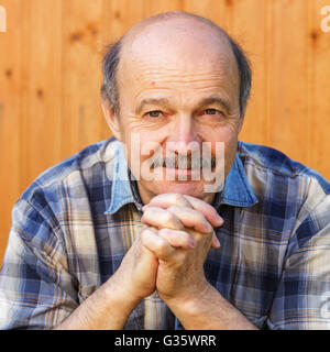 Uomo anziano sognare qualcosa. preghiera a Dio Foto Stock