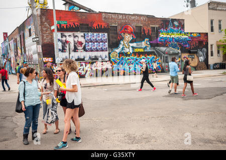 Migliaia versare in Bushwick di Brooklyn a New York per l'annuale collettivo Bushwick Block Party di sabato 4 giugno, 2016. Musica e partying portato alcuni ma la vera attrazione è stato il nuovo murales da "Graffiti" artisti che decorano le pareti degli edifici collettivo che la utilizza. (© Richard B. Levine) Foto Stock