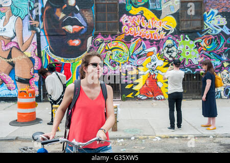 Migliaia versare in Bushwick di Brooklyn a New York per l'annuale collettivo Bushwick Block Party di sabato 4 giugno, 2016. Musica e partying portato alcuni ma la vera attrazione è stato il nuovo murales da "Graffiti" artisti che decorano le pareti degli edifici collettivo che la utilizza. (© Richard B. Levine) Foto Stock