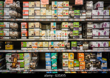 Una selezione di Keurig il tè e il caffè in cialde da varie marche in un negozio a New York Domenica, 5 giugno 2016. (© Richard B. Levine) Foto Stock