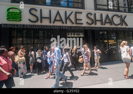 La Folla di sbavatura all ora di pranzo burger amanti la linea fino a inserire lo shake Shack ristorante nel quartiere della moda, originariamente il Garment Center a New York martedì 7 giugno 2016. (© Richard B. Levine) Foto Stock