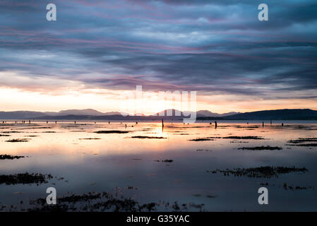 Moody tramonto sul fiume Clyde nel Renfrewshire, Scozia Foto Stock