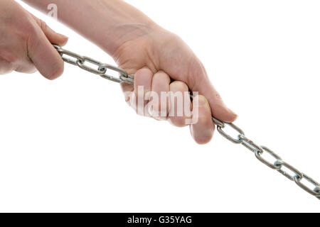 La donna le mani tirando su una catena di colpo in studio su sfondo bianco tagliato fuori Foto Stock