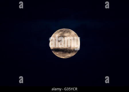 Nuvole di oscurare parzialmente la luna piena sorgere sul Parco Nazionale di Dry Tortugas, Florida, Stati Uniti d'America Foto Stock