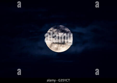 Nuvole di oscurare parzialmente la luna piena sorgere sul Parco Nazionale di Dry Tortugas, Florida, Stati Uniti d'America Foto Stock