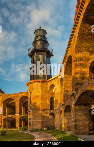 Luce del porto e le eleganti rovine di Fort Jefferson su giardino chiave nel Parco Nazionale di Dry Tortugas, Florida, Stati Uniti d'America Foto Stock