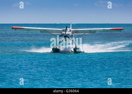 Piano di flottazione che stava trasportando i turisti a Fort Jefferson nel Parco Nazionale di Dry Tortugas, Florida, Stati Uniti d'America Foto Stock