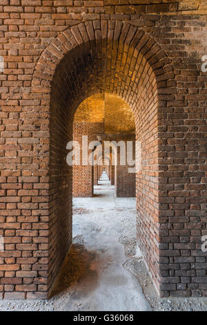 L'elegante arcata in mattoni architettura di Fort Jefferson nel Parco Nazionale di Dry Tortugas, Florida, Stati Uniti d'America Foto Stock