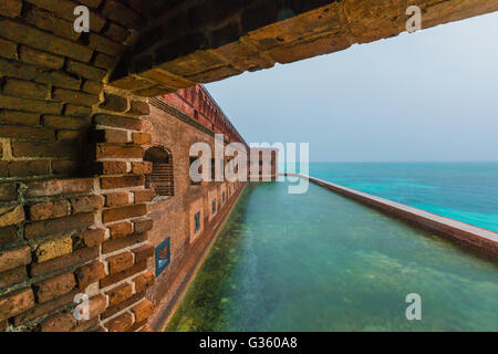 Vista del fossato e fort pareti da un bastione di Fort Jefferson nel Parco Nazionale di Dry Tortugas, Florida, Stati Uniti d'America Foto Stock