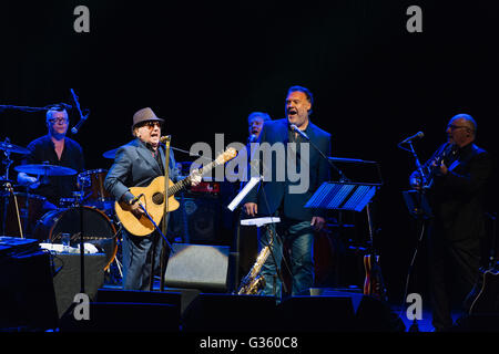 Van Morrison e Bryn Terfel eseguendo un duetto sul palco al Wales Millennium Centre di Cardiff durante la sessione inaugurale del Festival della voce Foto Stock