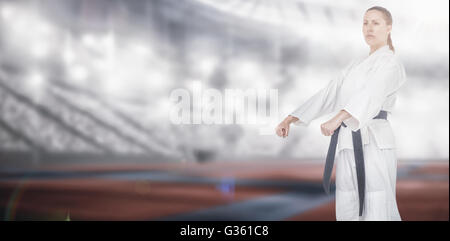 Immagine composita del combattente donna eseguendo il karate posizione Foto Stock