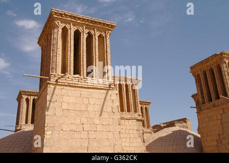 Cupola e torri del vento, il vento raffreddato serbatoio acqua nel deserto vicino a Yazd, Iran Foto Stock