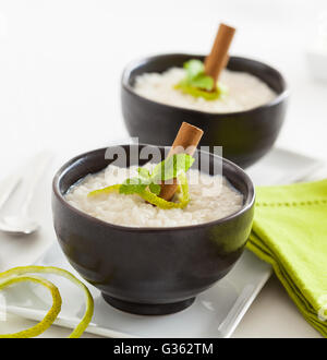 Bocce di budino di riso dolce con la menta, la cannella e la buccia del lime Foto Stock