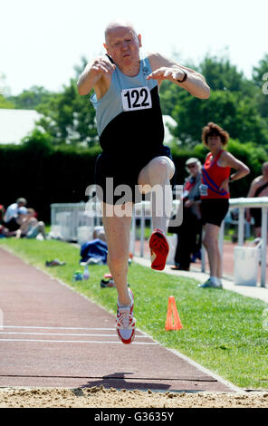 Masters atletica del Regno Unito. Atleta in uomini salto triplo. Foto Stock