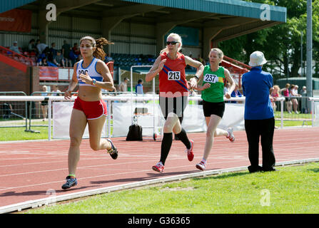 Masters atletica del Regno Unito. Gli atleti nelle donne il 800m in gara. Foto Stock