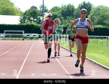 Masters atletica del Regno Unito. Gli atleti nelle donne il 800m in gara. Foto Stock