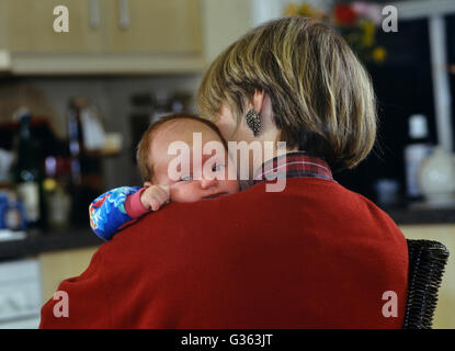 Madre tenendo un bambino (6 settimane di età) REGNO UNITO Foto Stock