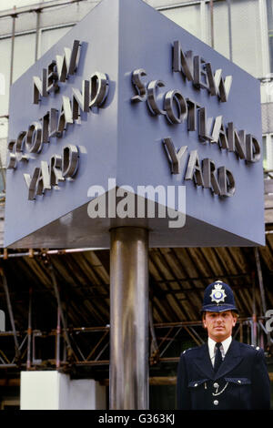 Poliziotto in piedi accanto al nuovo Scotland Yard segno girevole. Londra. In Inghilterra. Europa Foto Stock