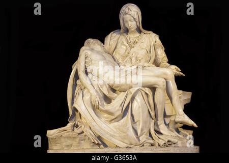 La Pietà di Michelangelo, 1499, la Cattedrale di San Pietro, il Vaticano, Roma, Italia, Europa Foto Stock