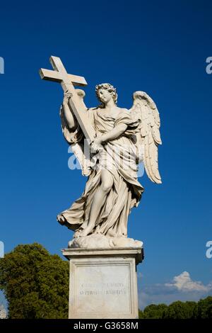 Angelo scultura sul ponte di Castel Sant'Angelo, sole estivo, Roma, Italia, Europa Castel Sant'Angelo, Roma Italia Foto Stock