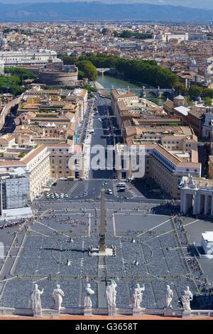 Vista dalla cupola della cattedrale di San Pietro, il Vaticano, Roma, Italia, Europa Foto Stock