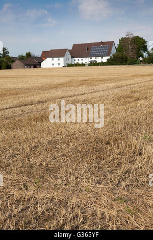 Campo di stoppie con casa colonica Foto Stock