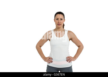 Ritratto di atleta femminile in piedi con le mani sui fianchi Foto Stock