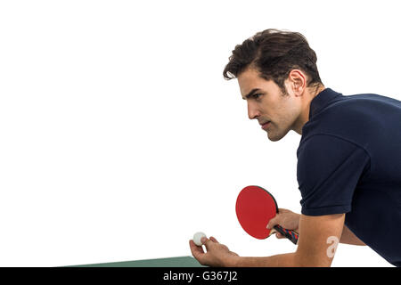 Fiducioso atleta maschio giocando a ping-pong Foto Stock