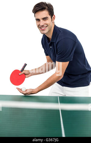 Ritratto di atleta maschio giocando a ping-pong Foto Stock