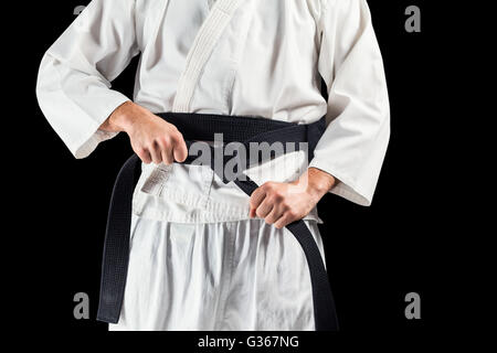 La sezione centrale del fighter di serraggio della cinghia di karate Foto Stock