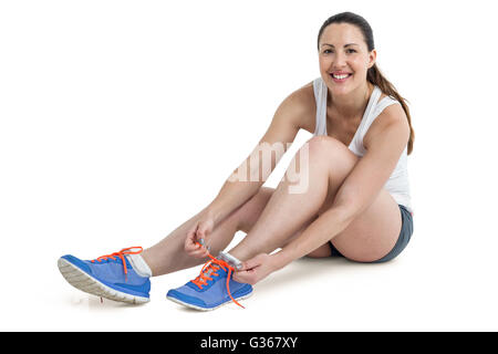 Ritratto di atleta donna sua legatura scarpe da corsa Foto Stock