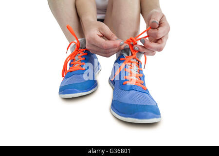 Ritratto di atleta donna sua legatura scarpe da corsa Foto Stock