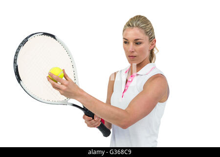 Atleta tenendo una racchetta da tennis pronto per servire Foto Stock