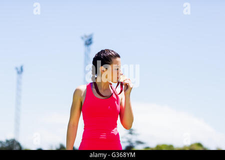 Atleta femminile bacia medaglie d oro Foto Stock