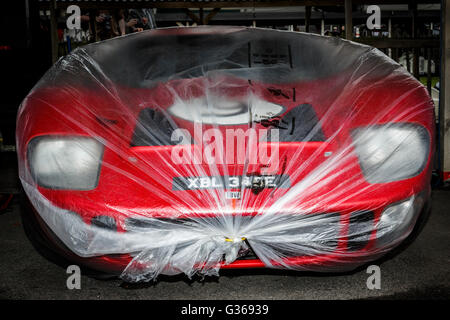 Richard Meins' 1967 Ford GT40 ancora fresco avvolto nel paddock al 2015 Goodwood, Sussex, Regno Unito. Foto Stock