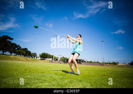 Atleta di eseguire un lancio del martello Foto Stock