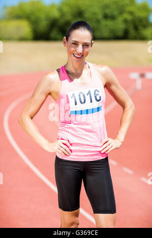 Ritratto di atleta femminile in piedi con le mani sui fianchi Foto Stock