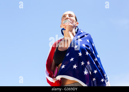 Atleta femminile bacia la medaglia d'oro Foto Stock