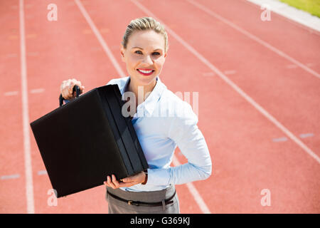 Ritratto di felice imprenditrice con valigetta Foto Stock