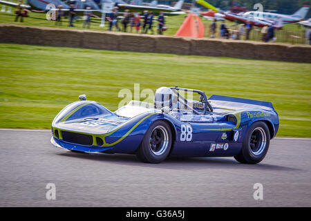 1966 McLaren-Chevrolet M1B con driver Marcus Mussa durante la Pentecoste trofeo Race, 2015 Goodwood, Sussex, Regno Unito. Foto Stock