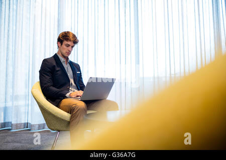 Imprenditore usando un computer portatile Foto Stock