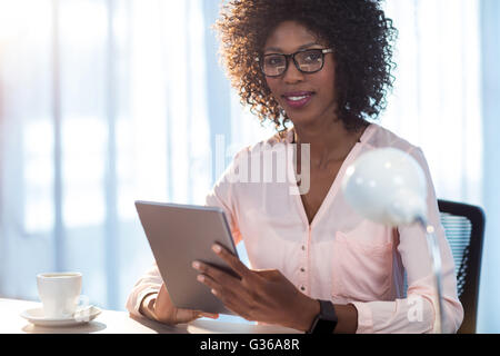 Imprenditrice tenendo un tablet Foto Stock