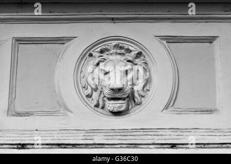 Facciata con testa di leone. In bianco e nero. Foto Stock