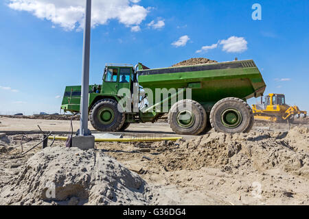 Dumper sta andando a scaricare il terreno o sabbia al sito in costruzione. Foto Stock