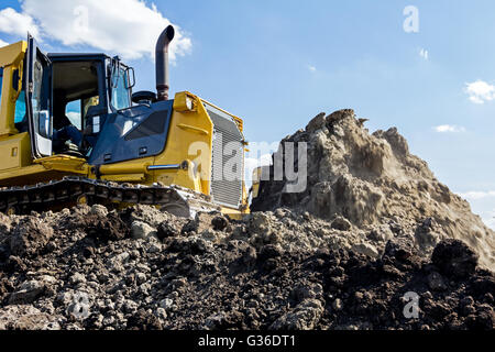 Dettagli su caterpillar mentre lui la massa in movimento. Foto Stock