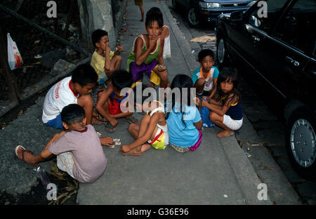 Bambini che giocano a Street, Manila, Filippine Foto Stock