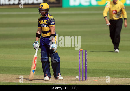 Glamorgan's Colin Ingram mishooks una palla sul suo monconi e è colpiti dal Sussex Ajmal Shahzad durante il giorno una tazza, Divisione Sud corrispondono a SSE SWALEC Stadium di Cardiff. Foto Stock