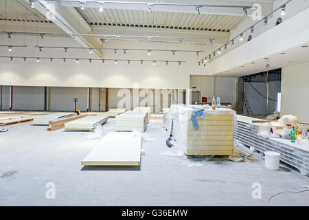 Pila di pannello composito per edificio moderno a parete, isolamento impilati in una grande sala. Foto Stock